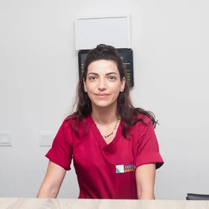 Profesjonalna opieka medyczna - lekarz badający pacjenta stetoskopem